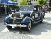 Maybach SW 42 Transformationscabriolet. 1939 - 1941. Vermutlich handelt es sich bei diesem Wagen um einen Aufbau der Karosseriefabrik Spohn/Ravensburg. Der 6-Zylinderreihenmotor hat einen Hubraum von 4197 cm³ und leistet 140 PS. Der Verbrauch dürfte bei ungefähr 20 Litern auf 100 km/h. Ein Fahrgestell zum Aufbau einer solchen Sonderkarosserie schlug mit 
13800,00 Reichsmark zu Buche. Oldtimertreffen Glandorf am 14.05.2017.