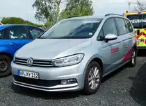 =VW Touran von  Weinhold  steht auf dem Parkplatz der RettMobil 2017 in Fulda, Mai 2017