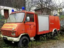 STEYR-590 EX TLF 2000-60; hat wohl auch als Glühweinexpress auch keine Funktion mehr, und fügt sich auf einem abgelegenen Parkplatz der Natur; 161211