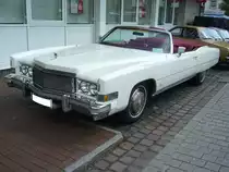 Cadillac Series 62 Convertible des Modelljahres 1974. Der im Farbton cotillion white lackierte Cadillac hat einen V8-motor der 8.2l Hubraum 210 PS leistet. Alleine das Leergewicht des Autos beträgt 2276 kg. Ein solcher Caddilac war ab US$ 9212,00 zu haben. Oldtimertreffen Glandorf am 14.05.2017.