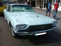 Ford Thunderbird Hardtop Coupe des Modelljahres 1966. Der im Farbton arcadian blue lackierte Thunderbird ist mit einem V8-motor, der aus 428 cui (7014 cm³) Hubraum 286 PS leistet. Oldtimertreffen Glandorf am 14.05.2017.