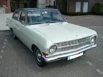 Opel Rekord A als viertürige Limousine. 1963 - 1965. Der Rekord A kam im Stil des amerikanischen Chevy II einher. Es gab einige Motorisierungsvarianten: 1488 cm³ mit 55 PS, 1680 cm³ mit 60 PS oder 67 PS und einen 6-Zylinderreihenmotor der aus 2605 cm³ 100 PS leistet. Oldtimertreffen Glandorf am 14.05.2017.