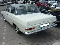 Heckansicht einer viertürigen Opel Rekord A Limousine im Farbton dolomitbeige/grün. 1963 -
1965. Oldtimertreffen Glandorf am 14.05.2017.