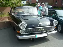 Opel Kapitän P-LV. 1959 - 1963. Hier wurde ein Kapitän des letzten Modelljahres abgelichtet. Ein solcher Kapitän war 1963 ab DM 10100,00 zu haben. Dafür bekam man einen Oberklassewagen mit sauberer Verarbeitung und zufriedenstellenden Fahreigenschaften. Das Prestige der Stuttgarter Konkurrenz blieb ihm jedoch versagt. Der 6-Zylinderreihenmotor hat einen Hubraum von 2605 cm³ und leistet 90 PS. Die Höchstgeschwindigkeit liegt bei 150 km/h. Oldtimertreffen Glandorf am 14.05.2017.