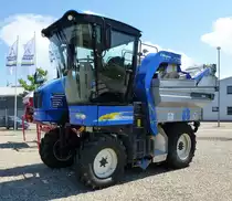 New Holland VL640, Traubenvollerntemaschine, Mai 2017