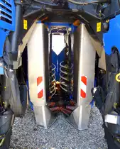 New Holland VL640, Blick in des  Herz  der Traubenvollerntemaschine, die reifen Weintrauben werden von beiden Seite abgeschüttelt und abgestreift, fallen unten in einen Behälter und werden dann in einen Transporttank gefördert, der später in ein Begleitfahrzeug entleert wird, Mai 2017