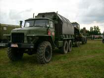 URAL 375D mit Planenkoffer(ehem.Panzerwerkstatt?)beim Millit�rfahrzeugtreffen in Neustadt/vogtl..Er diente als Zugfahrzeug f�r die Abschlepp-und Bergeachsen mit dem havarierten Ural drauf. 