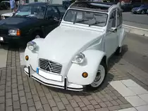 Citroen 2CV 6 Club des Modelljahres 1989. Diese  Ente  müsste im portugiesischen Werk Mangualde produziert worden sein, da seit Februar 1988 keine 2CV mehr in Frankreich gebaut wurden. Der 2-Zylinderboxermotor hat einen Hubraum von 602 cm³ und leistet 29 PS. Oldtimertreffen Glandorf am 14.05.2017.