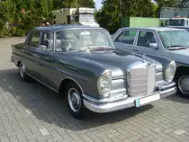 Mercedes Benz W111/2 220Sb. 1959 - 1965. Der 220S in der neuen, eleganten Heckflossenkarosserie fand bei der Kundschaft enormen Anklang. Der 6-Zylinderreihenmotor hat einen Hubraum von 2195 cm³ und leistet 110 PS. Die Höchstgeschwindigkeit liegt bei 165 km/h und der Verbrauch bei 14 Litern Superbenzin auf 100 Kilometer. Oldtimertreffen Glandorf am 14.05.2017.