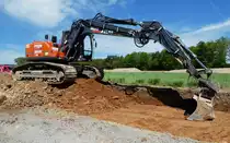 =Atlas 215 bei Erdarbeiten im Neubaugebiet von Petersberg-Marbach im Mai 2017