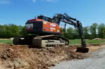 =Atlas 215 bei Erdarbeiten im Neubaugebiet von Petersberg-Marbach im Mai 2017