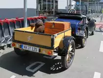 Wenn der Kofferraum nicht reicht, kommen die Einkäufe eben zum Bären in den Hänger.
St. Tönis, 27.5.17