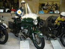 BMW R50 von 1965. Dieses Behördenkrad wurde von 1965 bis 1978 von der Polizeibehörde Osnabrück zur Verkehrsüberwachung und für Sonderaufgaben eingesetzt. Der
2-Zylinderboxermotor hat einen Hubraum von 490 cm³ und leistet 26 PS. Die Höchstgeschwindigkeit liegt bei 140 km/h. Motorradmuseum Ibbenbüren am 08.04.2017.