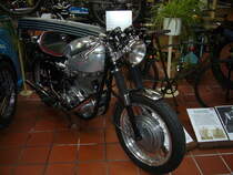 BSA  Goldstar  von 1958. Sportlich und sehr erfolgreich waren die schnellen und dabei preiswerten  Goldstar  Modelle von BSA aus Birmingham. Es gab dieses Modell als 350 Kubik und 500 Kubik Modell. Die abgelichtete BSA hat einen Hubraum von 498 cm³ und leistet 42 PS. Damit erreicht sie eine Höchstgeschwindigkeit von 180 km/h. Motorradmuseum Ibbenbüren am 08.04.2017.