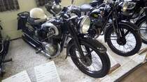DKW NZ 350 von 1938. Die Maschine hat einen Hubraum von 346 cm³ und leistet 11,5 PS bei 4000 U/min. Diese Motorleistung verhilft der Solomaschine zu einer Höchstgeschwindigkeit von 105 km/h. Geschaltete wird dieses Modell über eine kombinierte Viergang Fuß/Handschaltung. Motorradmuseum Ibbenbüren am 08.04.2017.