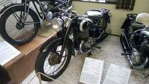 DKW SB 500 von 1936. Mit ihrem durchzugsstarken 2-Zylinderzweitaktmotor eigente sich die SB500 besonders als Beiwagenmaschine. Aber auch als Solomotorrad vermochte das spurtstarke Motorrad zu überzeugen. Als Luxusmodell war sie auch mit Elektrostarter und Doppelscheinwerfer erhältlich. Der 2-Zylinderzweitaktreihenmotor hat einen Hubraum von 
494 cm³ und leistet 15 PS bei 4000 U/min. Der Verbrauch soll bei 4,5 Liter Zweitaktgemisch auf 100 km liegen. Motorradmuseum Ibbenbüren am 08.04.2017.