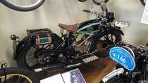 D-Rad R9 Luxus von 1928. D-Rad war eine Motorradmarke, die bei den Deutschen Industriewerken in Berlin-Spandau produziert wurde. Die R9 wurde von Oberingenieur Martin Stolle entwickelt und avancierte bald zum verkaufsmäßig erfolgreichsten 1-Zylinderviertaktmotorrad Deutschlands. Die Straßenlage war wegen der Blattfedergabel nicht so berauschend. Der Volksmund nannte die R9 bald darauf  Spandauer Springbock . Motorradmuseum Ibbenbüren am 08.04.2017.