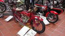 Indian Scout. Seit 1901 werden bei der Indian Motorcycle Company in Springfield/Massachusetts Motorräder gebaut. Hier wurde eine Scout des ersten Modelljahres = 1920 abgelichtet. Der mit der Fahrtrichtung verbaute V2-motor hat einen Hubraum von 596 cm³ und leistet 11 PS. Die Scout-Modelle waren in den 1920er und 1930er Jahren beliebte Polizeimotorräder in der USA. Motorradmuseum Ibbenbüren am 08.04.2017.