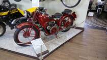 Moto Guzzi Sport 15. 1931 - 1939. Seit 1921 werden bei Moto Guzzi in Mandello/Lombardei Motorräder gebaut. Berühmt wurde Moto Guzzi durch seine großvolumigen 1-Zylindermodelle. Die abgelichtete Sport 15 entstammt dem ersten Modelljahr. Der 1-Zylindermotor hat einen Hubraum von 498 cm³ und leistet 13,2 PS bei 3800 U/min. Die Höchstgeschwindigkeit liegt bei 105 km/h.. Oldtimermuseum Ibbenbüren am 08.04.2017.
