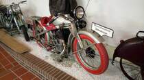 Opel Motoclub 500. 1928 - 1930. Die Motoclub 500 wurd von Ernst Neumann-Neander, einem Künstler und Konstrukteur entworfen. Opel baute diese Motorräder in Lizenz, aber mit eigenen Motoren, nach. Der auffällige Sattel ist durch Luftschläuche unter dem Sattel gepolstert. Der Motor hat einen Hubraum von 496 cm³, leistet 16 PS und macht diese sportliche Maschine 110 km/h schnell. Motorradmuseum Ibbenbüren am 08.05.2017.