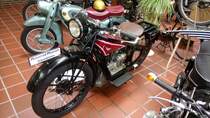 Wanderer K500 von 1928. Die K500 war zu ihrer Zeit eine hochmoderne Konstruktion mit Kardanantrieb zum Hinterrad und Preßstahlrahmen. Das Motorrad sah zwar blendend aus, mußte aber wegen ständiger Mängel und Reklamtionen aus der Kundschaft mehrfach umkonstruiert werden. 1929 endete die Produktion. Der 1-Zylindermotor hat einen Hubraum von 495 cm³ und leistet 16 PS. Damit erreicht das Motorrad eine Höchstgeschwindigkeit von 110 km/h..
Motorradmuseum Ibbenbüren am 08.04.2017.