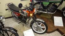 Zündapp KS 50 Watercooled aus dem Jahr 1977. Bereits 1972 überraschte Zündapp das Fachpublikum mit der Entwicklung eines wassergekühlten Motors für Kleinkrafträder. Der
wassergekühlte 1-Zylinderzweitaktmotor hat einen Hubraum von 49 cm³ und leistet 6,25 PS bei 
8400 U/min.. Motorradmuseum Ibbenbüren am 08.04.2017.