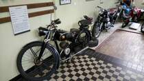 Panther KS von 1954. Die Pantherwerke in Braunschweig verbauten in ihren Motorrädern in der Regel Einbaumotoren von Fichtel & Sachs. Er hat einen Hubraum von 98 cm³ und leistet 3 PS, die dem Leichtmotorrad zu einer Höchstgeschwindigkeit von 55 km/h verhelfen. Der Verbrauch des 1-Zylinderzweitaktmotors soll 1,5l auf 100 Kilometer betragen haben. Motorradmuseum Ibbenbüren am 08.04.2017.