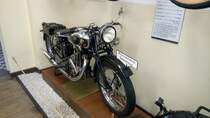 Triumph SSK 350 von 1932. Die SSK 350 war ein elegantes, sportliches Motorrad, in dem ein Einbaumotor des schweizerischen Herstellers MAG verbaut wurde. Dieser hat einen Hubraum von
346 cm³ und leistet 15 PS. Technische Besonderheit ist, das durch die Betätigung des Bremspedales die Bremsen im Vorder- und Hinterrad angesprochen wurden. Motorradmuseum Ibbenbüren am 08.04.2017.