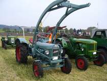 Eicher EM200 Tiger. 1958 - 1978. Eicher war ein Traktorenhersteller aus Forstern im Landkreis Erding/Bayern. Hier wurde ein Tiger abgelichtet, der nach 1962 produziert wurde. Dieses ist an den, an der Motorhaube verschraubten Frontscheinwerfern, zu erkennen. Der 2-Zylinderdieselmotor hat einen Hubraum von 1963 cm³ und leistet 28 PS. Treckertreffen in Wechte am 01.05.2017.
