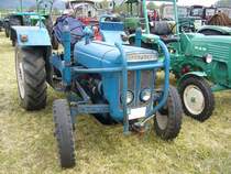 Fordson Super Dexta. 1960 - 1965. Fordson war die Traktorenmarke der Ford Motor Company. Der abgelichtete Super Dexta wurde 1964 produziert. Dieses Modell konnte auch mit  Allradantrieb geordert werden. Der wassergekühlte 3-Zylinderreihenmotor hat einen Hubraum von 2868 cm³ und leistet 45 PS. Treckertreffen Wechte am 01.05.2017.