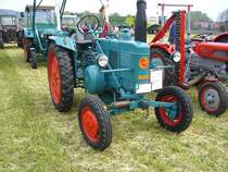 Lanz D1706 Halbdiesel. 1952 - 1955. Der 1706 war das kleinste Modell der neuen D-Baureihe. Der liegende, 1-Zylinderdieselmotor hat einen Hubraum von 2256 cm³ und leistet 17 PS. Von diesem Modell verkaufte die Heinrich Lanz AG aus Mannheim 7328 Exemplare. Treckertreffen Wechte am 01.05.2017.