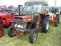 Massey Ferguson MF133. 1969 - 1974. Die kanadische Firma Massey Ferguson ließ Traktoren für den europäischen Markt bei Landini in Italien fertigen. Diese Firma hatte Massey Ferguson im Jahr 1959 übernommen. Der abgelichtete Traktor hat einen wassergekühlten 
3-Zylinderdieselmotor, der aus 2365 cm³ Hubraum 35 PS leistet. Treckertreffen Wechte am 01.05.2017.