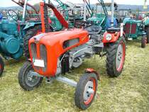 Bautz 200. 1959 - 1963. Von diesem Kleinschlepper produzierte die Josef Bautz AG in Saulgau knappe 2000 Exemplare. Der luftgekühlte 2-Zylinderdieselmotor der Firma MWM hat einen Hubraum von 1004 cm³ und leistet 15 PS. Treckertreffen Wechte am 01.05.2017.