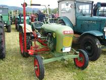 Hatz TL13. 1959 - 1963. Dieses Modell war für den Hersteller Hatz aus Ruhstorf im Landkreis Passau kein großer kommerzieller Erfolg, da er sich in seiner fünfjährigen Produktionszeit lediglich 970 mal verkaufte. Der luftgekühlte 1-Zylinderdieselmotor ist eine Eigenentwicklung von Hatz. Er leistet 13 PS aus 668 cm³ Hubraum. Treckertreffen Wechte am 01.05.2017.