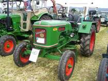 Wesseler WL 230E aus dem Jahr 1961. Die Firma Wesseler aus Altenberge im Kreis Steinfurt produzierte bis zum Jahr 1967 ca. 3600 Traktoren in Handarbeit. Der abgelichtete WL 230E ist mit einem 2-Zylinderdieselmotor ausgerüstet, der aus 2080 cm³ Hubraum 30 PS leistet. Treckertreffen Wechte am 01.05.2017.