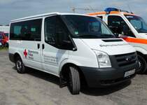 =Ford Transit des BRK KV Bamberg steht auf dem Parkplatz der RettMobil 2017 in Fulda, Mai 2017