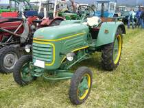 Bautz AL180. 1956 - 1959. Aufgrund der Form der Motorhaube, dürfte es sich um einen Schlepper aus dem Modelljahr 1958 handeln. Der 2-Zylinderdieselmotor hat einen Hubraum von
1400 cm³ und leistet 18 PS. Treckertreffen Weuste am 01.05.2017.