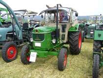 Deutz D6005. 1966 - 1967. Der auch mit Allradantrieb lieferbare Schlepper, war der erste Deutz Traktor mit Direkteinspritzung. Der luftgekühlte 4-Zylindendieselmotor hat einen Hubraum von 3400 cm³ und leistet 58 PS. Treckertreffen Wechte am 01.05.2017.