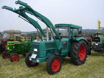 Hanomag Brillant 601S. 1967 - 1971. Das S in der Typenbezeichnung weißt auf einen entsperrten zwölften Gang hin. Damit erreicht der Schlepper eine um 6 km/h erhöhte Höchstgeschwindigkeit. Der wassergekühlte 4-Zylinderdieselmotor hat einen Hubraum von 3142 cm³ und leistet 62 PS. Treckertreffen Wechte am 01.05.2017.