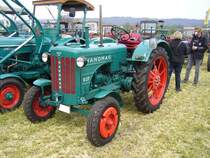 Hanomag R27. 1953 - 1957. Von diesem Modell produzierten die Hanomag-Werke ca. 6000 Stück. Der wassergekühlte 3-Zylinderdieselmotor hat einen Hubraum von 2099 cm³ und leistet 27 PS. Treckertreffen Wechte am 01.05.2017.