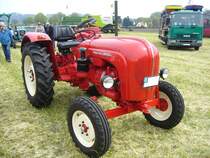 Porsche Diesel Standard Star 238. 1961 - 1962. Dieser Schlepper war schon in der Grundausstattung mit einer Zapfwelle und einer hydraulischen Kupplung ausgestattet. Der luftgekühlte 2-Zylinderdieselmotor hat einen Hubraum von 1629 cm³ und leistet 26 PS. Treckertreffen Wechte am 01.05.2017.