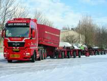 MAN TGA r�ckw�rts mit dem ersten Trolli im Hundegang an die andere H�lfte, P�tnitz 07.01.09