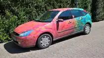 Eine sehr blumige Lackierung trägt dieser Ford Focus in Vorst, 26.5.17