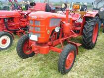 Fahr D177S. 1959 - 1961. Dieses Modell basiert auf dem bereits 1958 vorgestellten D177. Es sind lediglich die Gänge länger übersetzt. Mit der längeren Übersetzung erreicht der Traktor eine Höchstgeschwindigkeit von 27 km/h. Der von Daimler-Benz gelieferte Oelmotor 636 verrichtete auch im Unimog seinen Dienst. Der wassergekühlte 4-Zylinderdieselmotor hat einen Hubraum von 1767 cm³ und leistet 34 PS. Treckertreffen Wechte am 01.05.2017.