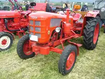 Fahr D177S. 1959 - 1961. Dieses Modell basiert auf dem bereits 1958 vorgestellten D177. Es sind lediglich die Gänge länger übersetzt. Mit der längeren Übersetzung erreicht der Traktor eine Höchstgeschwindigkeit von 27 km/h. Der von Daimler-Benz gelieferte Oelmotor 636 verrichtete auch im Unimog seinen Dienst. Der wassergekühlte 4-Zylinderdieselmotor hat einen Hubraum von 1767 cm³ und leistet 34 PS. Treckertreffen Wechte am 01.05.2017.