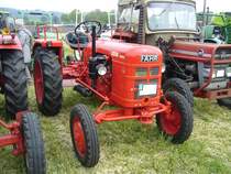 Fahr D180H. 1954 - 1959. Der D180H war der meistverkaufte Ackerschlepper in der Werksgeschichte von Fahr. Es wurden 8020 Exemplare produziert. Der luftgekühlte
2-Zylinderdieselmotor stammt von MWM und leistet 24 PS aus 1810 cm³ Hubraum. Treckertreffen Wechte am 01.05.2017.