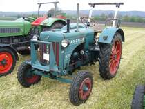 Hanomag R27. 1953 - 1957. Der R27 hat einen wassergekühlten 3-Zylinderdieselmotor, der aus 2099 cm³ Hubraum 27 PS leistet. Der Schlepper verkaufte sich rund 6000 mal. Treckertreffen Wechte am 01.05.2017.