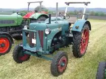 Hanomag R27. 1953 - 1957. Der R27 hat einen wassergekühlten 3-Zylinderdieselmotor, der aus 2099 cm³ Hubraum 27 PS leistet. Der Schlepper verkaufte sich rund 6000 mal. Treckertreffen Wechte am 01.05.2017.