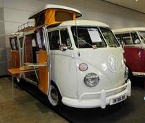 =VW T1 in Campingausführung, gesehen bei den Retro Classics Stuttgart im März 2017