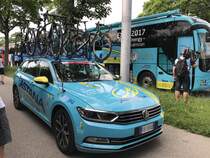 VW Begleitfahrzeug des Team Astana am 12.6.17 in Bern.